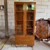 Almari buku kaca 2 pintu minimalis 2 laci bahan kayu jati, rak buku