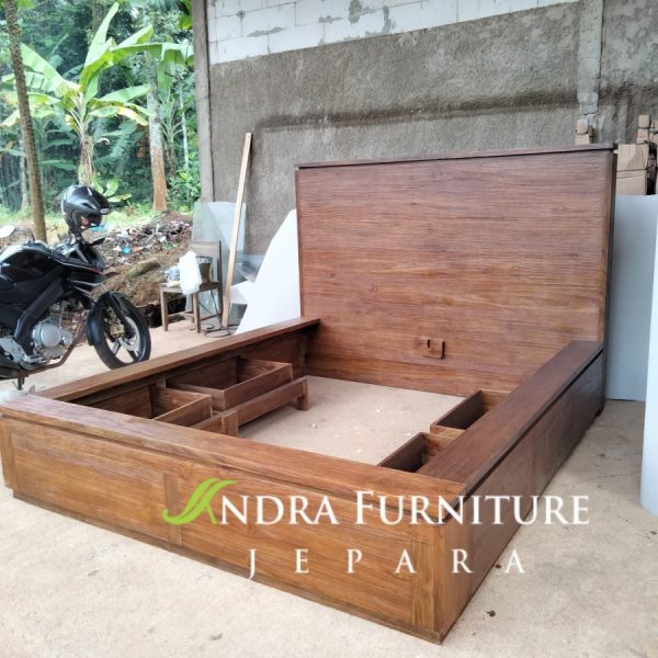 160x 200 cm³. tinggi headboard 140cm tinggi footboard dan samping rata 40 cm, lebar papan headboard dan samping 15 cm