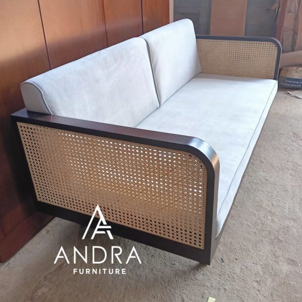 bangku minimalis kayu jati sandaran rotan dudukan beludru, bale bale