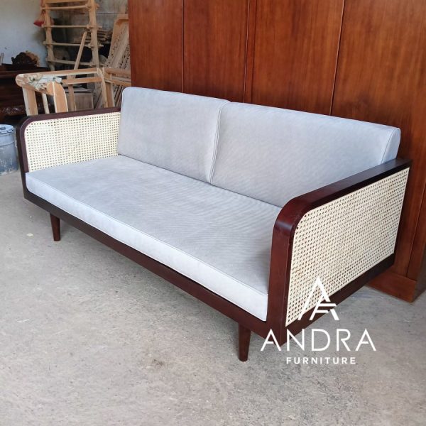 bangku minimalis kayu jati sandaran rotan dudukan beludru, bale bale