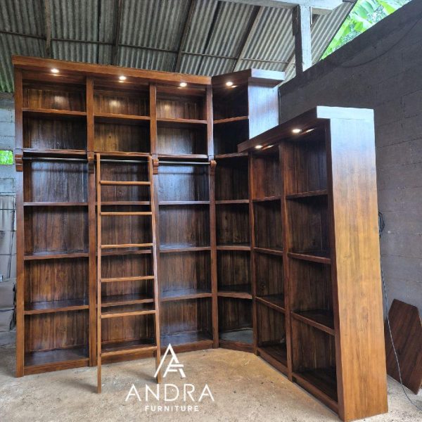 Lemari Rak Buku Sudut L Luxury – Kayu Jati Solid dengan Tangga & Pencahayaan LED cocok untuk ruang baca