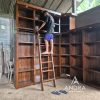 Lemari Rak Buku Sudut L Luxury – Kayu Jati Solid dengan Tangga & Pencahayaan LED cocok untuk ruang baca