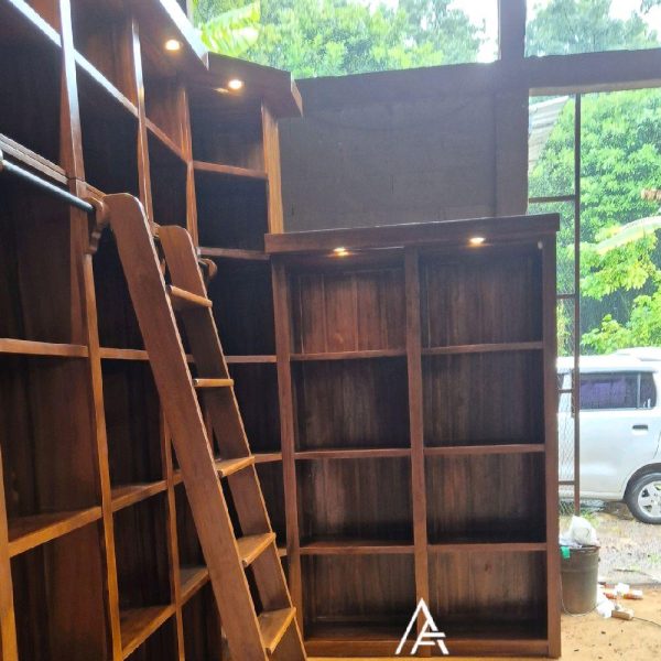 Lemari Rak Buku Sudut L Luxury – Kayu Jati Solid dengan Tangga & Pencahayaan LED cocok untuk ruang baca