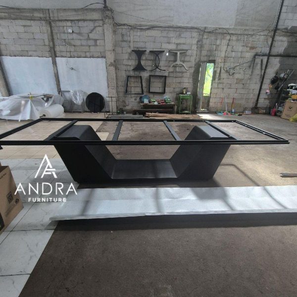 Meja Makan besi Industrial Modern – Grande Series (Hitam Doff)