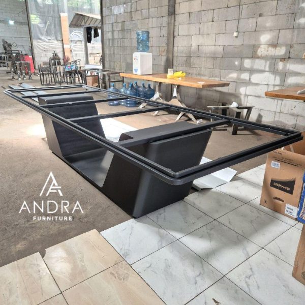 Meja Makan besi Industrial Modern – Grande Series (Hitam Doff)