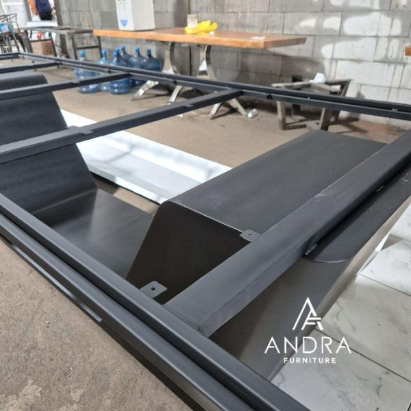 Meja Makan besi Industrial Modern – Grande Series (Hitam Doff)