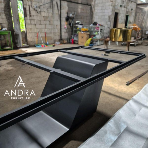 Meja Makan besi Industrial Modern – Grande Series (Hitam Doff)