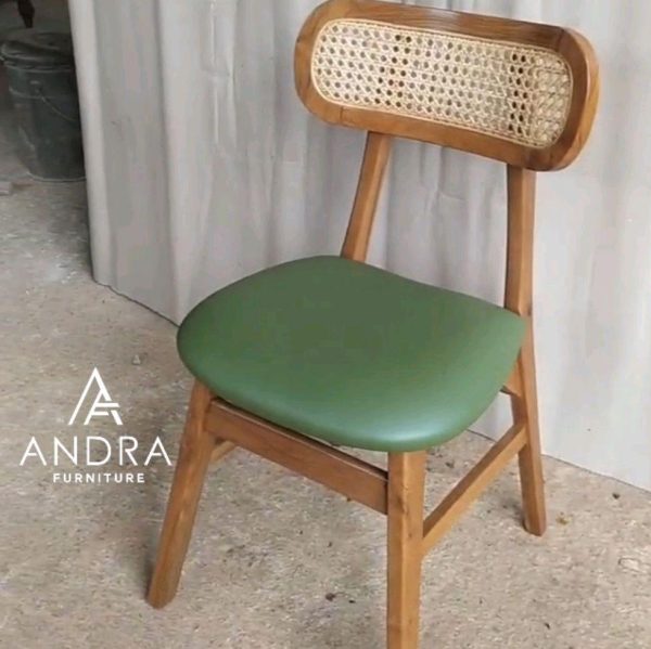 Kursi Kafe Jati Sandaran Rotan Dudukan Oscar Sintetis Minimalis & Estetik