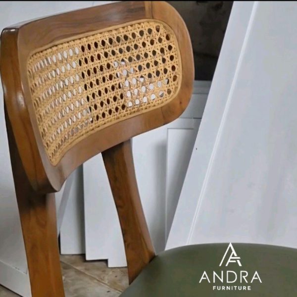 Kursi Kafe Jati Sandaran Rotan Dudukan Oscar Sintetis Minimalis & Estetik