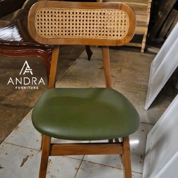 Kursi Kafe Jati Sandaran Rotan Dudukan Oscar Sintetis Minimalis & Estetik