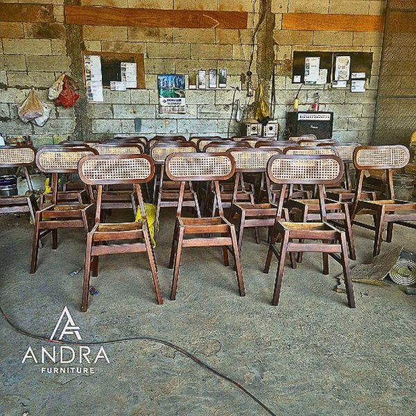 Kursi Kafe Jati Sandaran Rotan Dudukan Oscar Sintetis Minimalis & Estetik