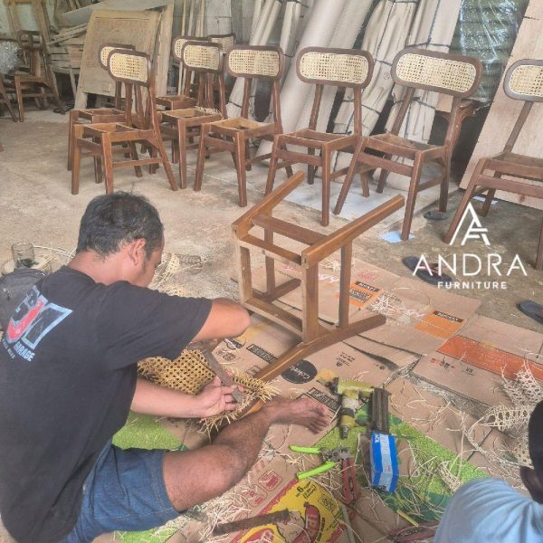 Kursi Kafe Jati Sandaran Rotan Dudukan Oscar Sintetis Minimalis & Estetik