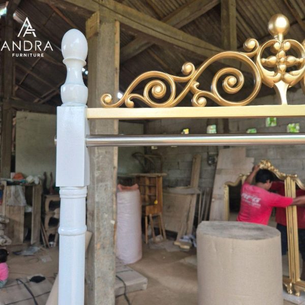 Gawangan Baju Ukir emas estetik Elegan Putih plus roda kuat